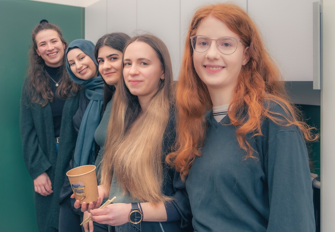 Ihr Name ist Programm: Das Team EDGGY verbindet EGGs und Cutting EDGE-Research. V.l.n.r.: Cora Schmetzer, Lina Obeidat, Bahar Abrishamchi, Paulina Welzenbach und Alena Fries | Bildquelle: Universitt Hohenheim/Oliver Reuther