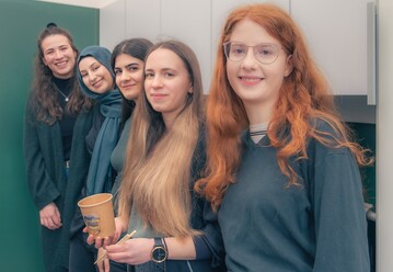 Ihr Name ist Programm: Das Team EDGGY verbindet EGGs und Cutting EDGE-Research. V.l.n.r.: Cora Schmetzer, Lina Obeidat, Bahar Abrishamchi, Paulina Welzenbach und Alena Fries | Bildquelle: Universitt Hohenheim/Oliver Reuther