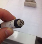 Einfache Milbenfalle: Ein Stück aus einer
Wasserleitung oder einem Gartenschlauch
herausschneiden, Wellpappe zusammen-
rollen, in das Schlauchstück stecken und an
beliebten Milbenverstecken positionieren.
Milbenpopulation regelmäßig prüfen.