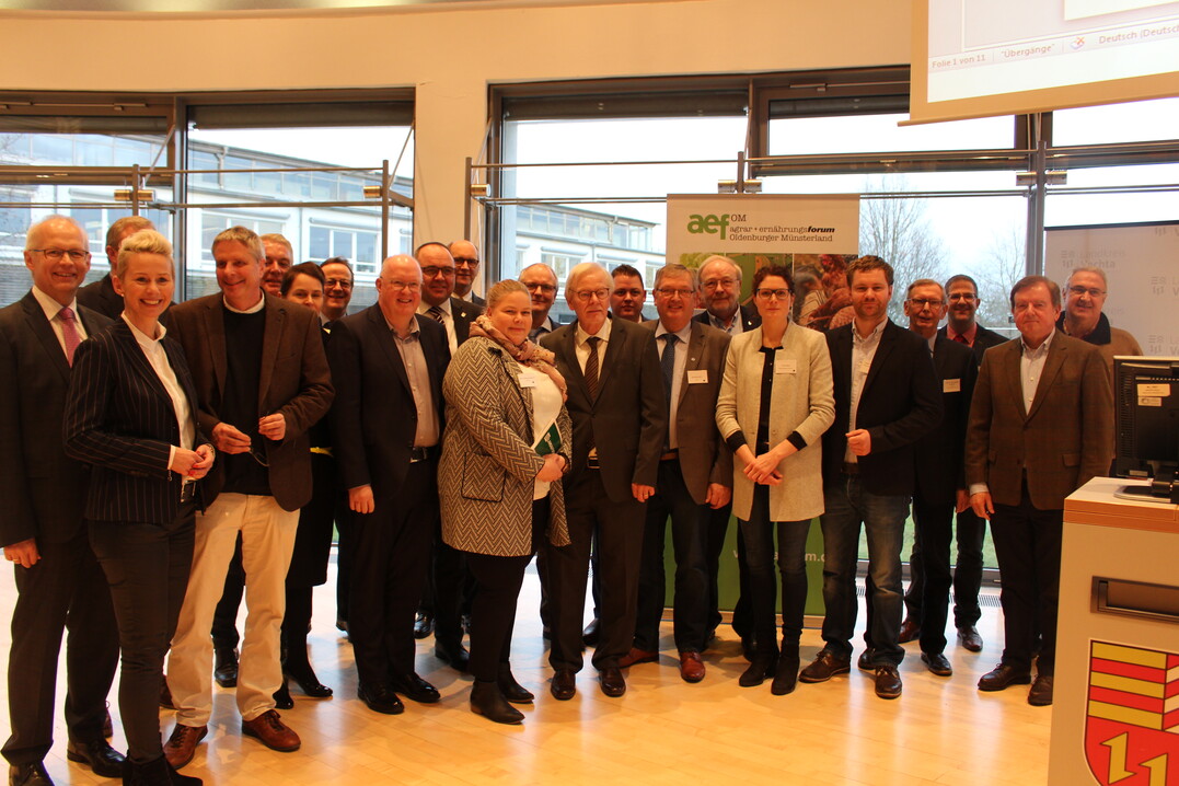 Die Podiumsdiskutanten im Kreishaus Vechta mit Moderatorin Maren Diersing-Espenhorst, Chefredakteurin Land&Forst.
