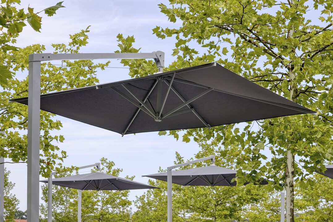 Das hochwertige Acryl-Tuch bietet einen zuverlässigen UV-Schutz 50+ und bleibt auch bei intensiver Sonneneinstrahlung farb- und wetterbeständig.