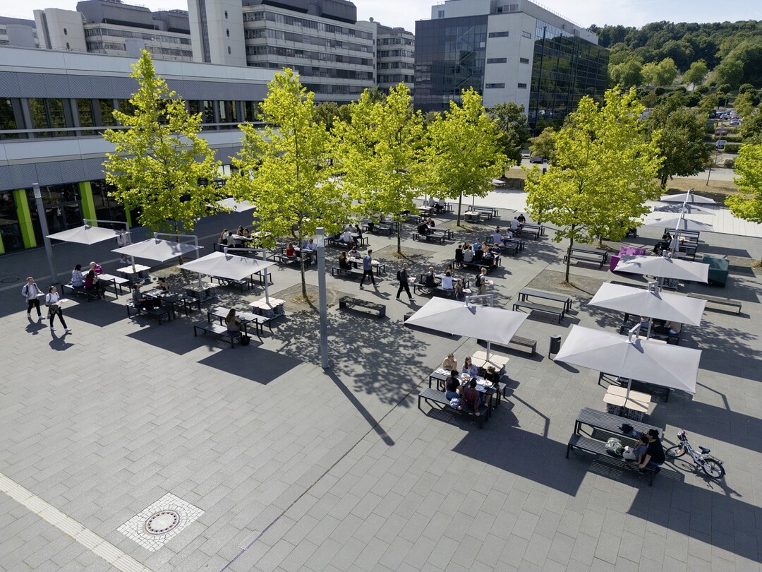 Die neuen Caravita Ampelschirme Amalfi spenden auf dem Mensavorplatz der Universität Bielefeld angenehmen Schatten und schaffen einladende Aufenthaltsbereiche im Freien.