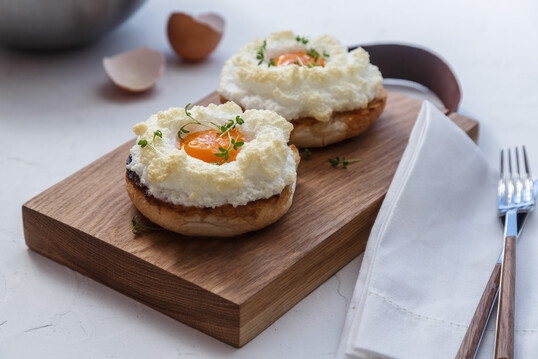 TikTok-Trend: Wolkeneier (Cloud Eggs) auf gerösteten Brötchen.