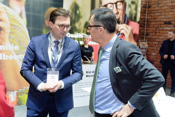 ZDG-Geschäftsführer Wolfgang Schleicher im Gespräch mit Bundeslandwirtschaftsminister Cem Özdemir.