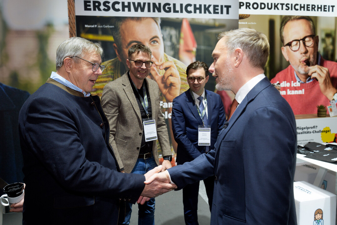 ZDG-Prsident Hans-Peter Goldnick (vorne links) begrt FDP-Parteichef Christian Lindner. Im Hintergrund BVH-Vorsitzender Philipp Beckhove mit ZDG-Geschftsfhrer Wolfgang Schleicher.