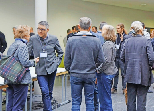 In den Pausen herrschte reger Austausch. Ganz links: Bettina Grfin von Spee, Vorsitzende des Verbands der Deutschen Putenerzeuger (VDP), im Gesprch mit Dr. Thomas Janning, Leiter der Stabsstelle Politik und Verbnde der PHW-Gruppe. 