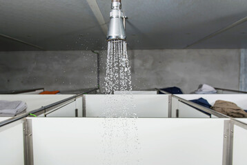 Das Duschen gehrt zur ersten Stufe der Hygieneschleuse, bevor in der zweiten Stufe die stalleigene Kleidung angelegt wird.