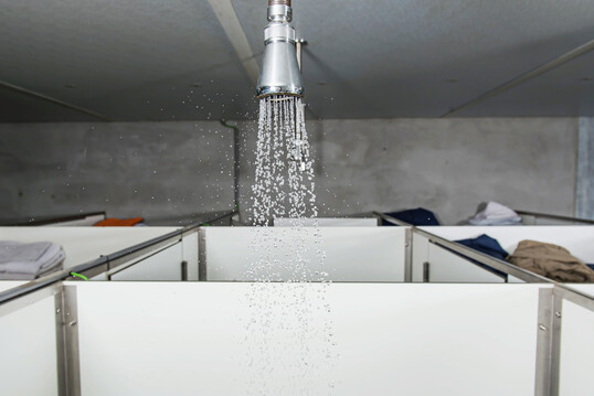 Das Duschen gehrt zur ersten Stufe der Hygieneschleuse, bevor in der zweiten Stufe die stalleigene Kleidung angelegt wird.