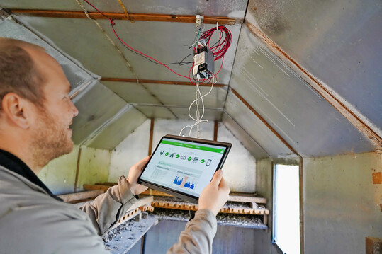 Lasse Brandt testet die mobile App mit dem LoRaWAN.