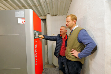 Niklas Krumsiek (r.) von Odega und Andr Lindner von der Firma Frling am Touchdisplay eines der beiden 250-kW-Hackgutkessel.