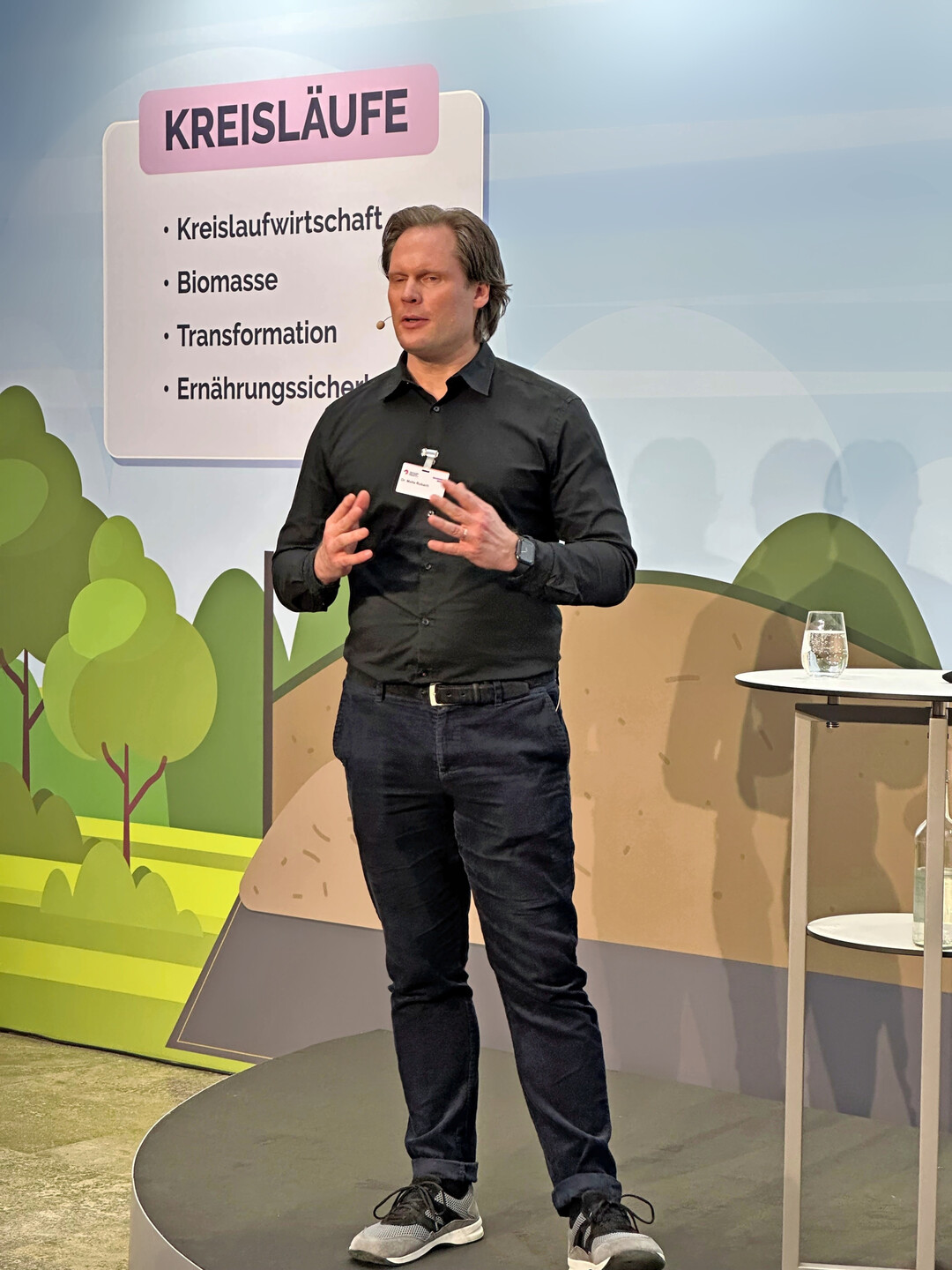 Treffpunkt Nachhaltigkeit: Ernhrungssicherheit durch Kreislaufwirtschaft  die Rolle der Geflgelhaltung war das Thema von Ernhrungswissenschaftler und Buchautor Dr. Malte Rubach.