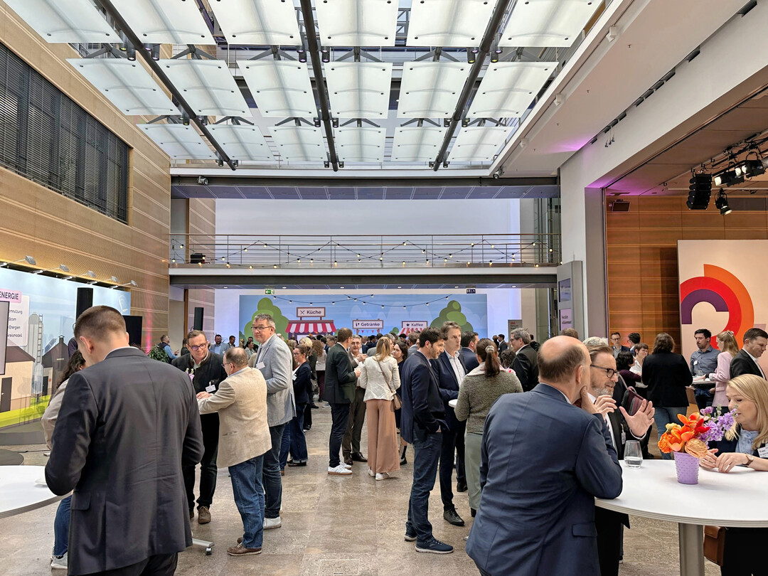 Erstes Deutsches Geflgel Forum am 8. April 2025 in Berlin. Netzwerken bei Flying Buffet in den Pausen.