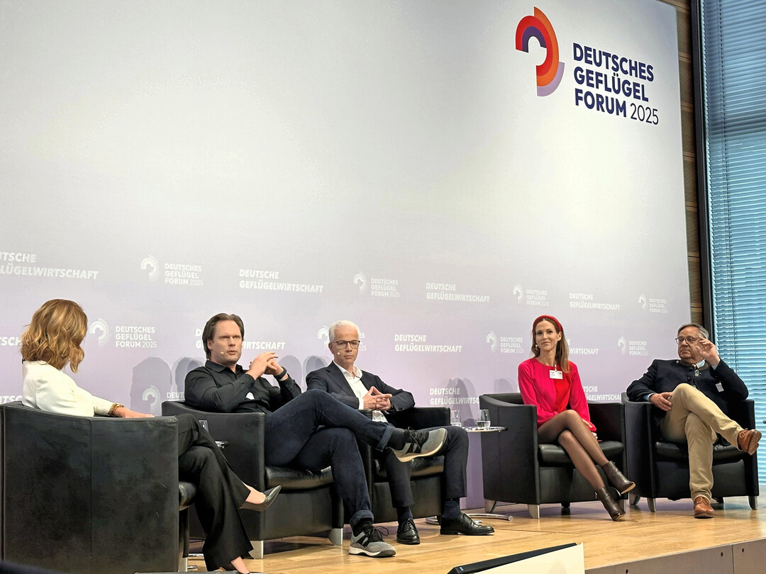 Die Teilnehmenden des ersten Panels zum Thema Fleischkonsum (v. l.): Moderatorin Astrid Frohloff, Ernhrungswissenschaftler Dr. Malte Rubach, Peter Wesjohann von der PHW-Gruppe, Influencerin und Ernhrungsberaterin Juli Resch und ZDG-Prsident Hans-Peter Goldnick.