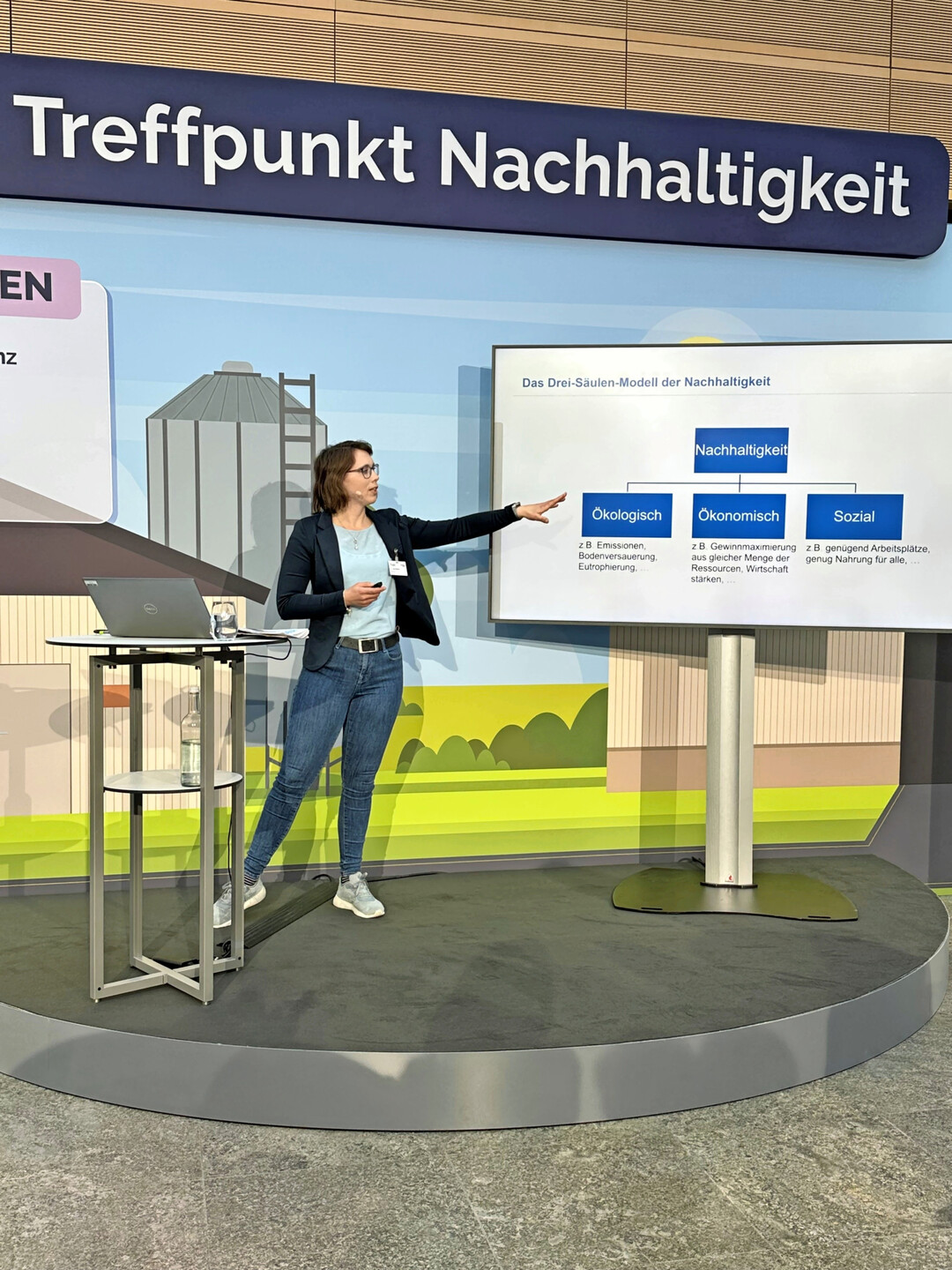 Treffpunkt Nachhaltigkeit: Dr. Julia Gickel vom WING der Stiftung Tierrztliche Hochschule Hannover macht auf drei Sulen der Nachhaltigkeit aufmerksam. Sie stellte ihre Studie Potenziale fr eine kologisch nachhaltige Geflgelhaltung vor.