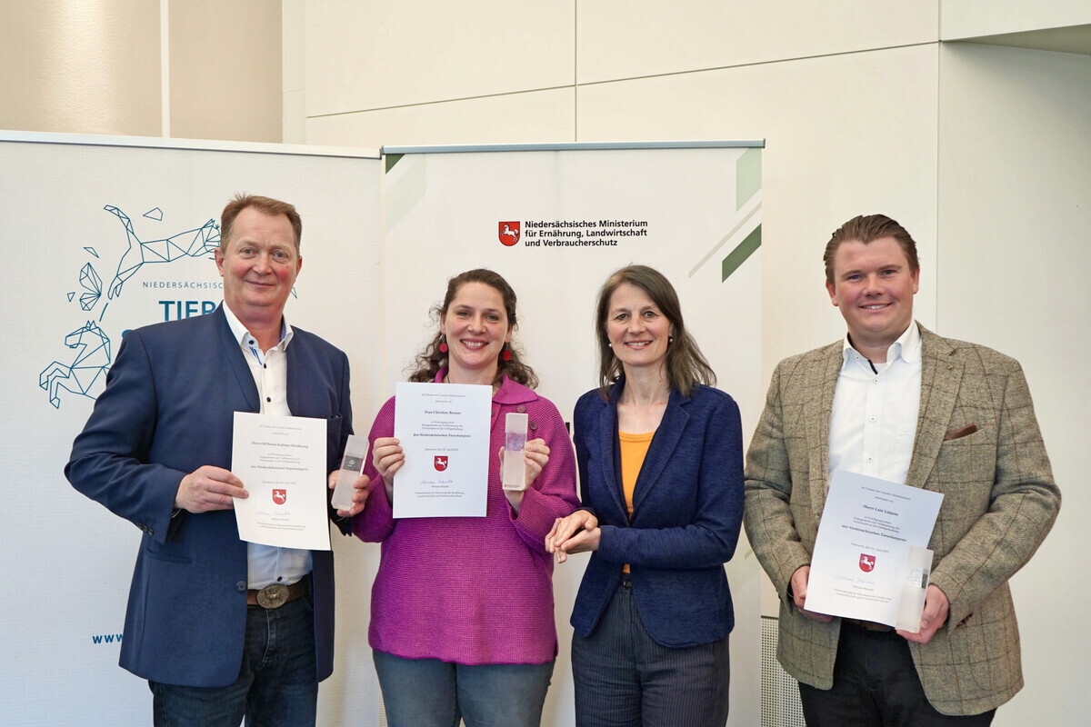 Miriam-Staudte-ueberreicht-Tierschutzpreis-an-drei-Gefluegelhalter