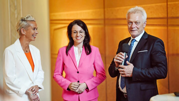Der neue Bundeslandwirtschaftsminister Alois Rainer (re.) mit den neuen parlamentarischen Staatssekretrinnen Silvia Breher (li.) und Martina Englhardt-Kopf (Mitte). 