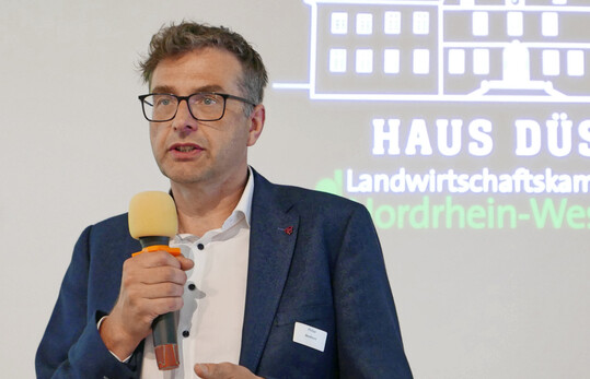 Hähnchenmäster Philipp Beckhove aus Senden setzt bei der Überwachung des Tierverhaltens auch auf Künstliche Intelligenz.