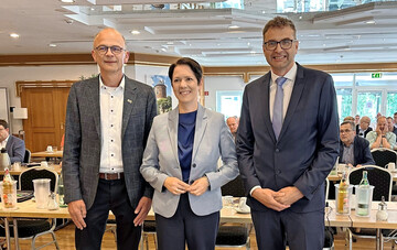 Mitgliederversammlung Bundesverband Buerlicher Hhnchenerzeuger (BVH) am 20. Mai 2025 in Ascheberg-Davensberg (NRW), v. r.: BVH-Vorsitzender Philip Beckhove, Silke Gorien, Ministerin fr Landwirtschaft und Verbraucherschutz des Landes Nordrhein-Westfalen, und der stellvertretende BVH-Vorsitzende Dietmar Deitermann.