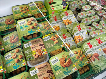 Auswahl fleischloser Alternativen im Supermarkt.