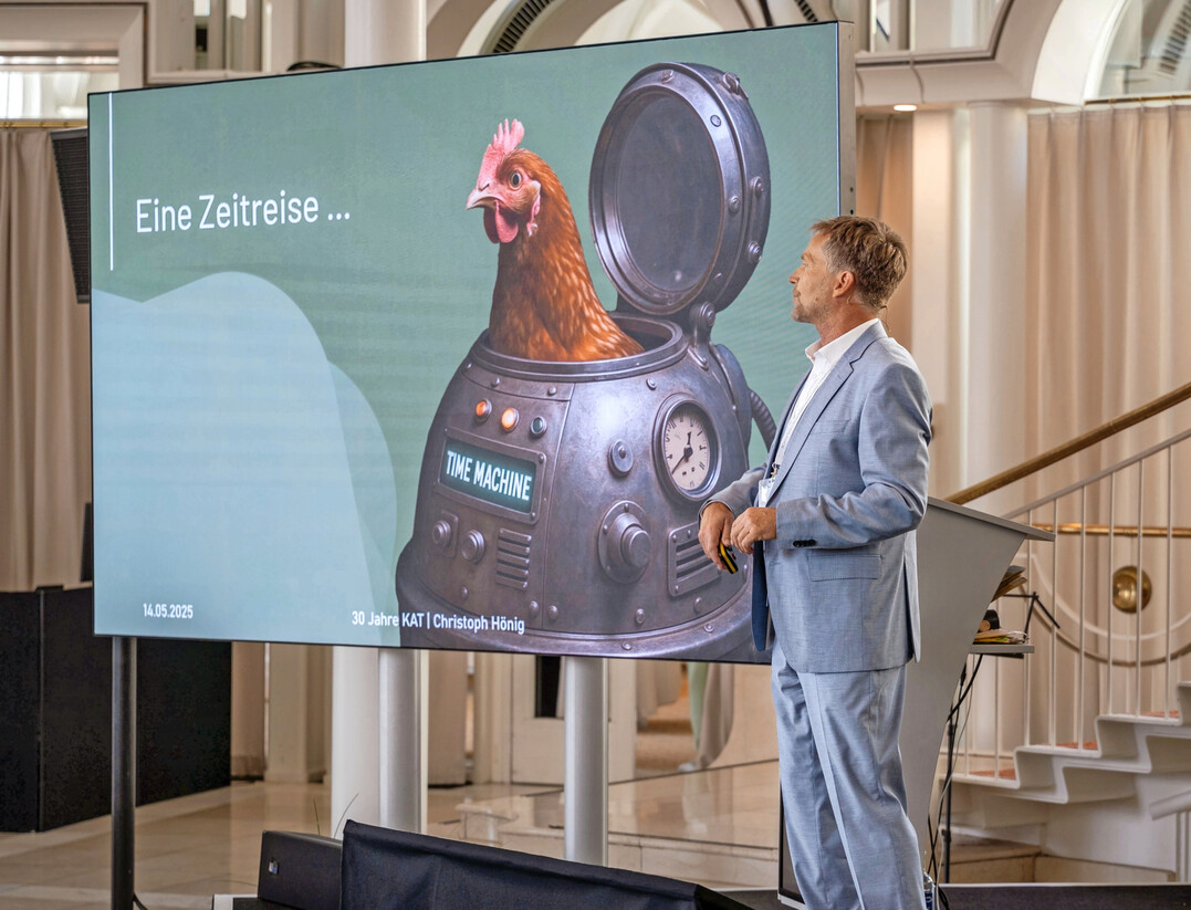 Der KAT-Vorstandsvorsitzende Christoph Hnig fhrte die Gste anlsslich des 30-jhrigen Bestehens des Vereins in Bonn durch eine Zeitreise.