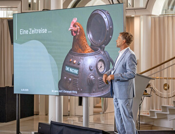Der KAT-Vorstandsvorsitzende Christoph Hnig fhrte die Gste anlsslich des 30-jhrigen Bestehens des Vereins in Bonn durch eine Zeitreise.