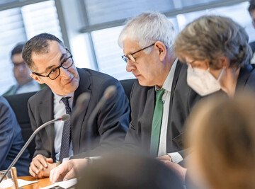 Hermann Färber (Mitte) mit dem ehemaligen Bundesminister für Ernährung und Landwirtschaft Cem Özdemir (l), Bündnis 90/Die Grünen, anlässlich einer Sitzung des Ausschuss für Ernährung und Landwirtschaft.