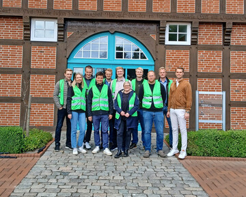 Exkursionsteilnehmende der Jungen NGW zu Big Dutchman am 23. Mai 2025.