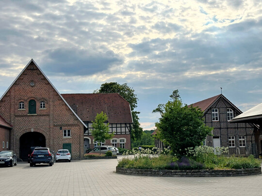 Urkundlich erwähnt wurde der Hof im münsterländischen Senden erstmals 1336, das älteste noch bestehende Gebäude stammt von 1767.