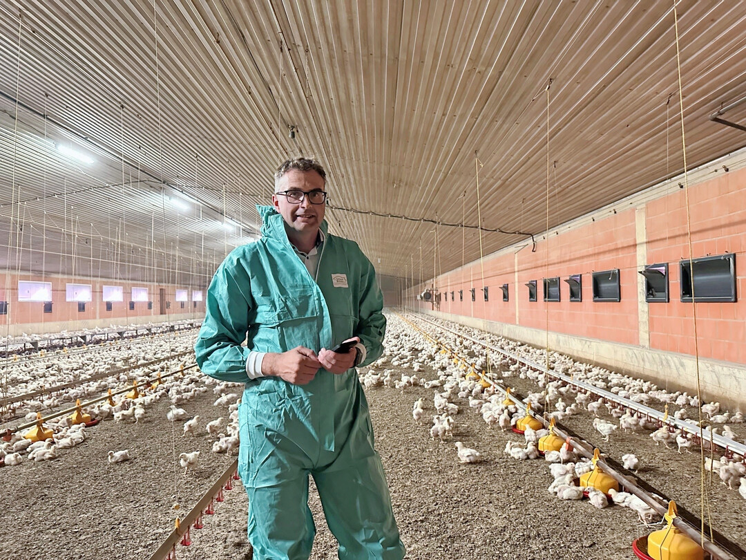 Hähnchenmäster und BVH-Vorsitzender Philipp Beckhove in seinem KI-überwachten Masthühnerstall.