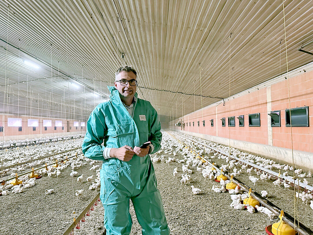 Hhnchenmster und BVH-Vorsitzender Philipp Beckhove in seinem KI-berwachten Masthhnerstall.