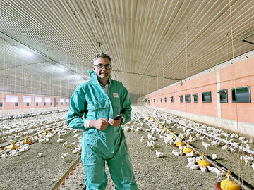 Hhnchenmster und BVH-Vorsitzender Philipp Beckhove in seinem KI-berwachten Masthhnerstall.