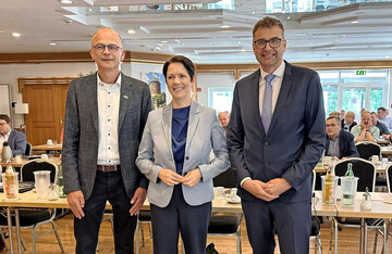Mitgliederversammlung Bundesverband Buerlicher Hhnchenerzeuger (BVH) am 20. Mai 2025 in Ascheberg-Davensberg (NRW), v. r.: BVH-Vorsitzender Philipp Beckhove, Silke Gorien, Ministerin fr Landwirtschaft und Verbraucherschutz des Landes Nordrhein-Westfalen, und der stellvertretende BVH-Vorsitzende Dietmar Deitermann.