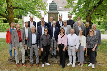 Gruppenbild der Ausschussmitglieder des DLG-Arbeitskreises Futter & Ftterung: Zur neuen Doppelspitze gehren Dr. Jochen Krieg (LWK NRW; mittlere Reihe, 2. v. r.) und Prof. Stephan Schneider (FH Nrtingen, hintere Reihe, 1. v. r.).