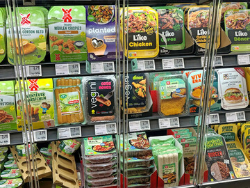 Vegane Fleischalternativen in einem Supermarkt. Im Europaparlament lebten jngst Diskussionen ber die Verwendung von fleischbezogenen Begriffen fr pflanzliche und alternative Eiweiprodukte wieder auf.