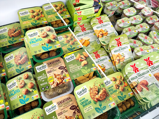 Auswahl fleischloser Alternativen im Supermarkt.