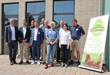 Organisatoren, Referentinnen und Referenten des Forums (v. l.): Tobias Ferling (Bio-Aufzucht Gudendorf-Ankum), Dr. Thorsten Arnold (Tierrztliche Gemeinschaftspraxis Dres. Arnold), Martin Stein (Naturland-Beratung Mecklenburg-Vorpommern), Jakob Lipp (Keynote Speaker und Buchautor), Sebastian Schlottmann (Schlottmann KG), Dr. Claus Bormuth (BMELH), Annette Alpers (Naturland-Beratung Niedersachsen), Prof. Dr. Wolfgang Siegert (Georg-August-Universitt Gttingen), Julia Marggraf (Tierrztliche Hochschule Hannover), Johannes Dittrich (Stadtgut Grlitz).