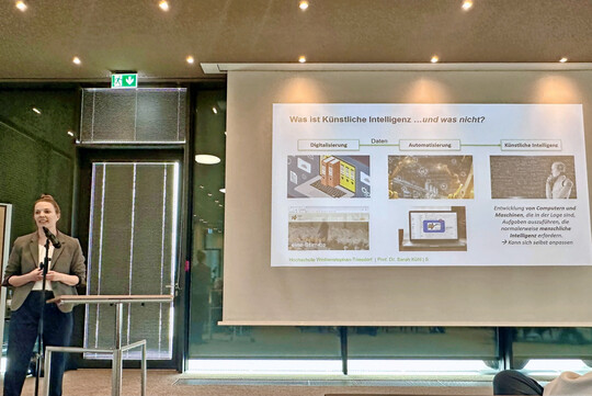 Prof. Dr. Sarah Khl spricht in ihrem Vortrag ber Chancen und Herausforderungen des Agrarmarketings im Zeitalter von Digitalisierung und knstlicher Intelligenz. 