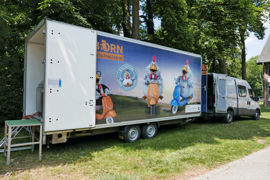 Schlachtmobile k�nnen von den jeweiligen Betrieben gemietet werden. Auch eventuell ben�tigte Arbeitskr�fte werden zur Verf�gung gestellt.