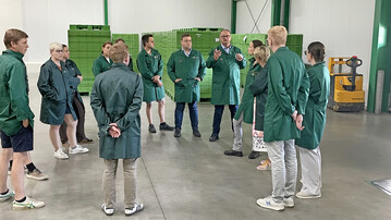 Im Rahmen einer Exkursion des Landesbetriebs Landwirtschaft Hessen auf Mitgliedsbetriebe von mein-ei.nrw besichtigten die Teilnehmer unter anderen die Packstelle Amshoff GmbH in Ahaus.