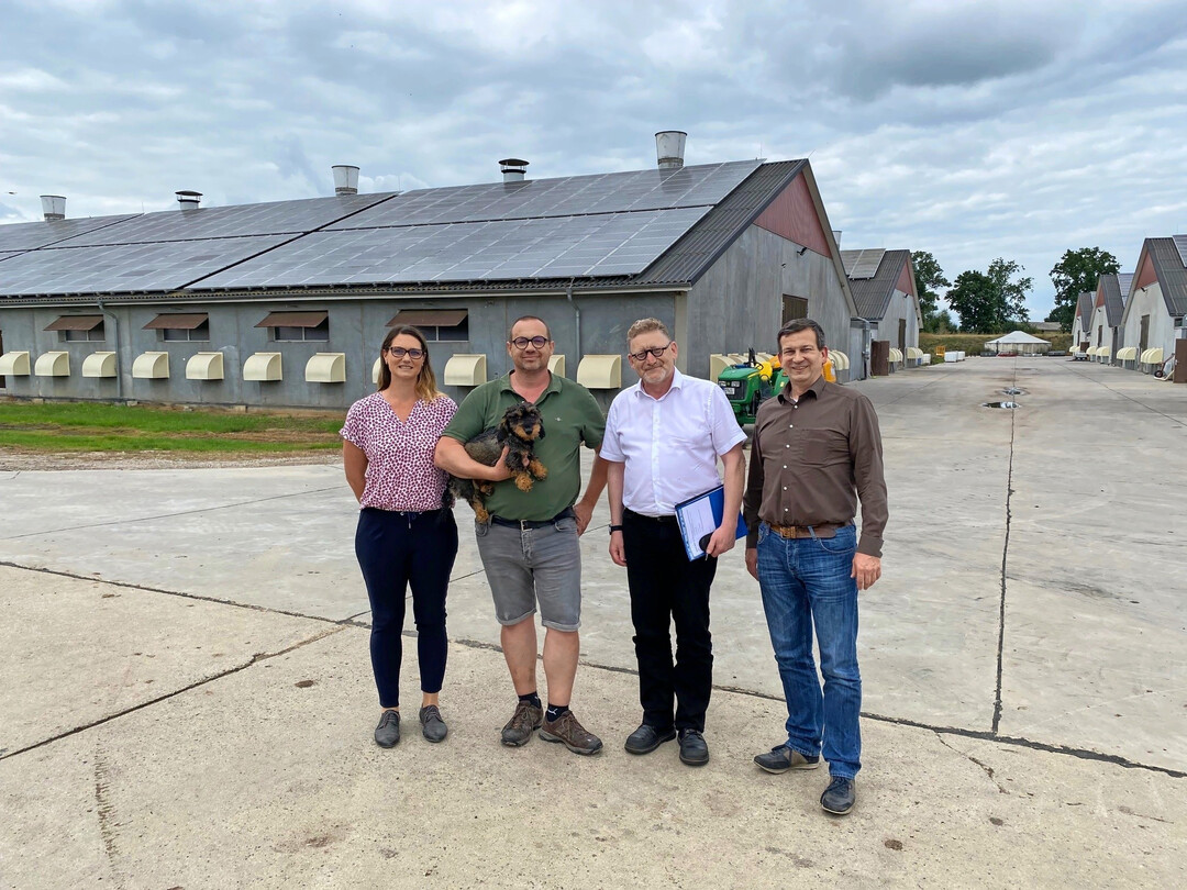 GWV-Geschäftsführerin Dr. Katharina Standke, GWV-Vorsitzender Tobias Winnige, Staatssekretär Gregor Beyer und GWV-Vorstandsmitglied Mirko Pabel auf dem Betriebsgelände der Hähnchenmast von Tobias Winnige.