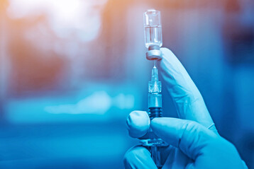 Infektise Bronchitis (IBV) gehrt zu den bedeutendsten Viruskrankheiten des Geflgels weltweit. Zur Kontrolle sind Impfstoffe unverzichtbar.