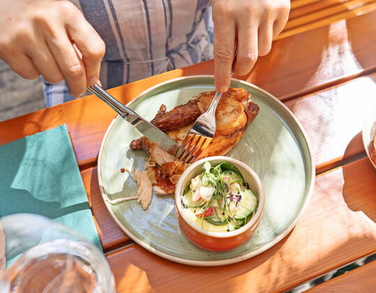 Geflgel schmeckt, ist einfach und vielfltig zuzubereiten und deshalb beliebt und wichtig in der Gastronomie.