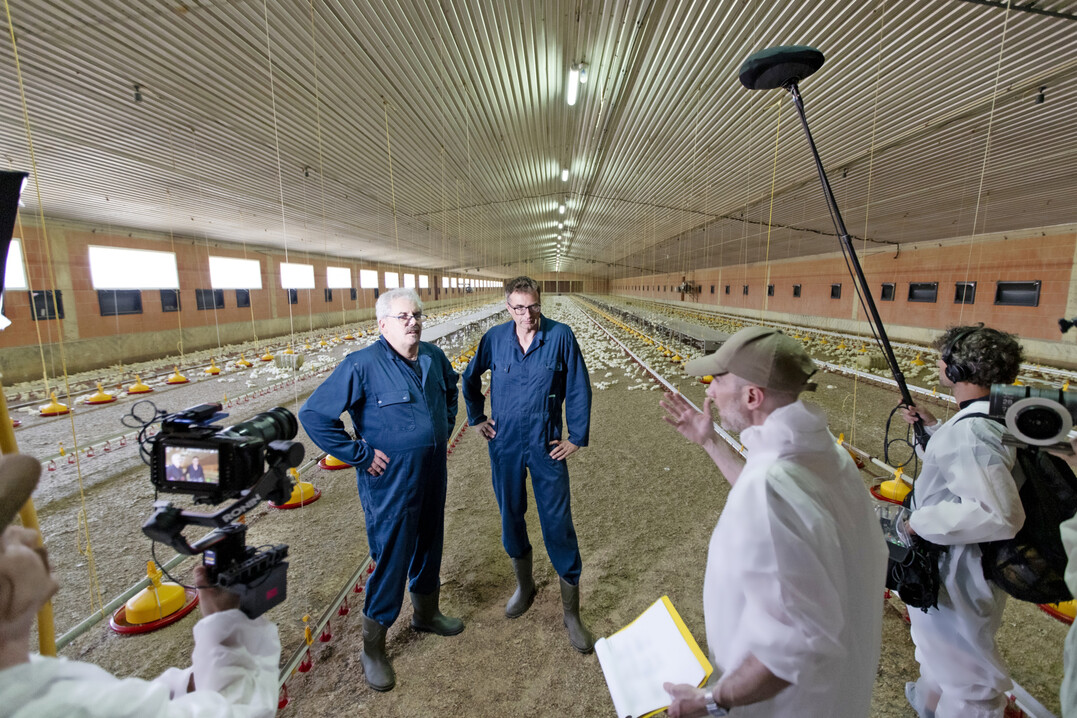 Dreharbeiten auf dem Hof Beckhove: Rigo aus Kerpen informiert sich auf dem Hof von Philipp Beckhove, wie High Tech im Stall fr Qualitt, Tierwohl und Nachhaltigkeit sorgt. 