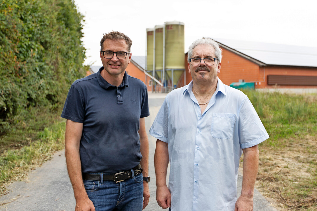 Philipp Beckhove (links) erffnete Rigo auf seinem Hof Einblicke in die moderne Geflgelhaltung.