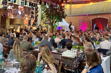 40 Jahre Wimex Group: Festakt auf dem Gutshof in Baasdorf (Sachsen-Anhalt) mit einer Podiumssession mit Firmengrnder Gerhard Wagner (Videoleinwand) und einem der drei Geschftsfhrer, Leopold Graf von Drechsel.