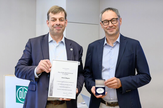 Ulrich Wagner (r.) wird ebenfalls fr sein langjhriges Engagement bei der DLG durch DLG-Prsident Hubertus Paetow mit der Max-Eyth-Denkmnze in Silber gewrdigt.