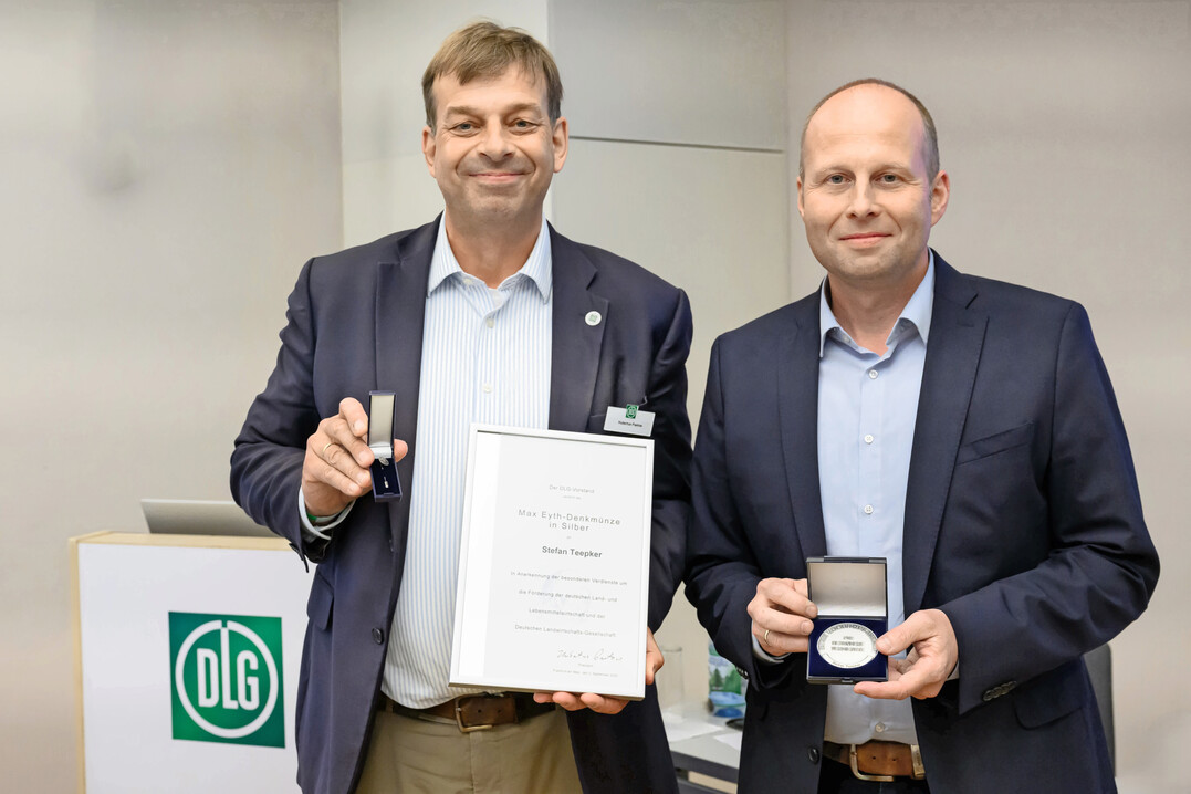 Stefan Teepker (r.) wird von DLG-Prsident Hubertus Paetow mit der Max-Eyth-Denkmnze in Silber geehrt.