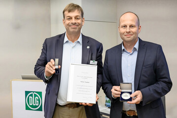 Stefan Teepker (r.) wird von DLG-Prsident Hubertus Paetow mit der Max-Eyth-Denkmnze in Silber geehrt.