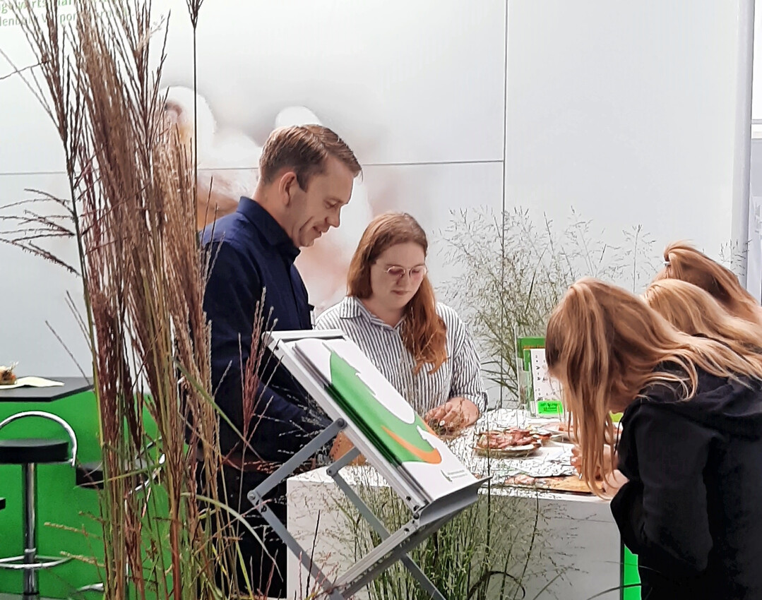 Eifriges Rtsel lsen: Mehrere Schlergruppen machten am ersten Messetag Halt am GWV-Stand. 