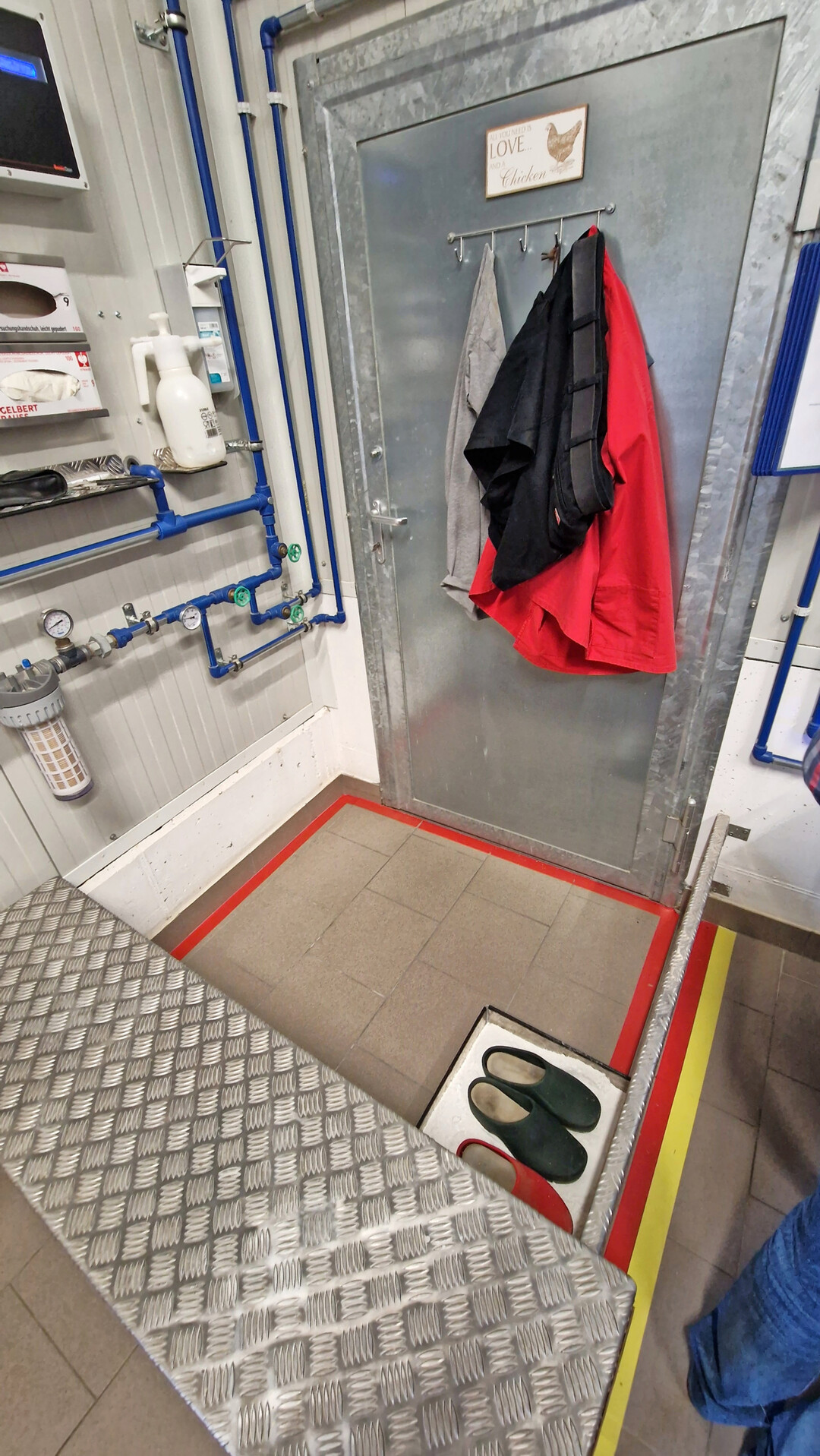Der Vorraum als Hygieneschleuse schtzt den Stall vor negativen Keimen.